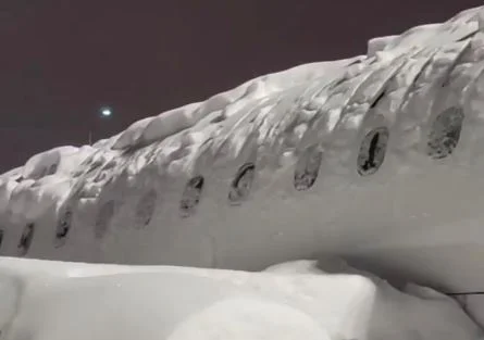 Aviões travados por nevasca centenária paralisam Toronto