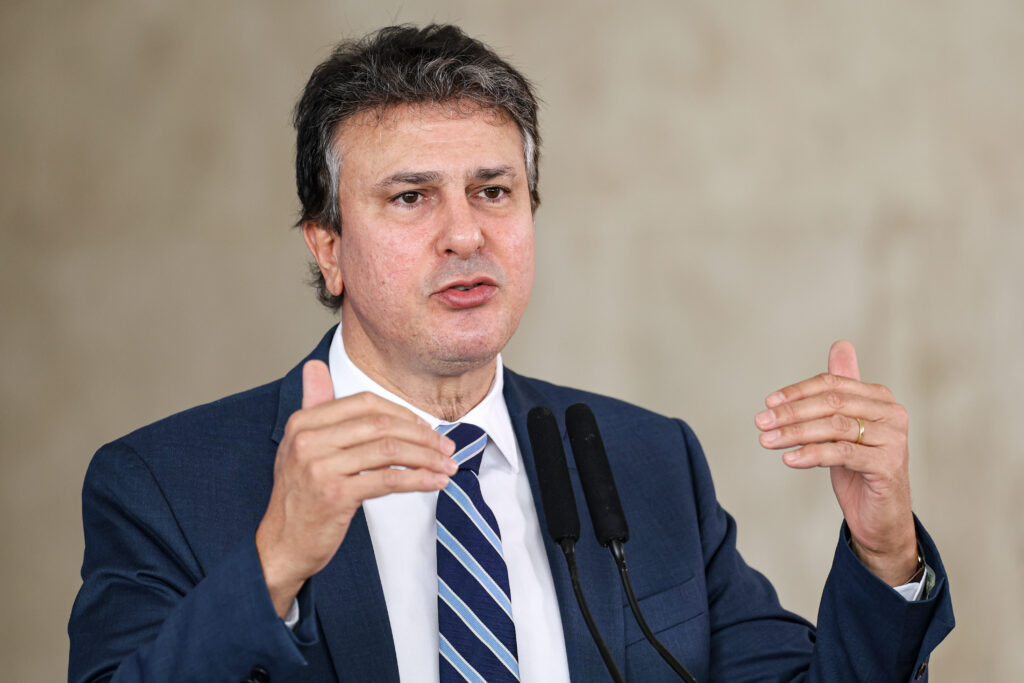 Portaria de Camilo garante piso de R$ 5,1 mil e ganho real